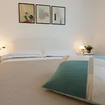 לינה וארוחת בוקר Zuara9room