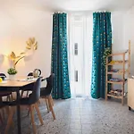 לינה וארוחת בוקר Zuara9room