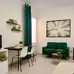 לינה וארוחת בוקר Zuara9room 4*