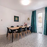 לינה וארוחת בוקר Zuara9room