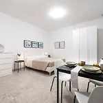 לינה וארוחת בוקר Zuara9room