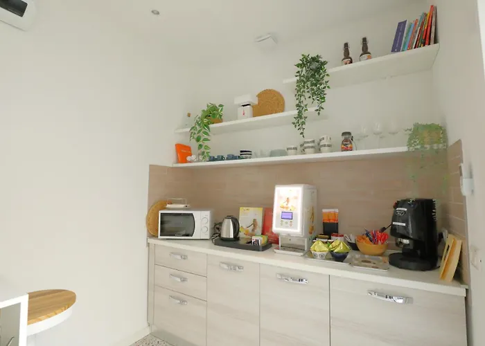 Zuara9room 4* Римини