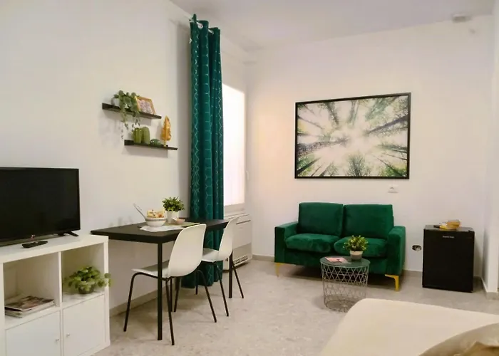 לינה וארוחת בוקר Zuara9room 4*