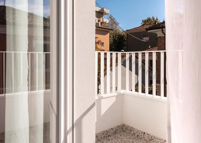 לינה וארוחת בוקר Zuara9room 4*